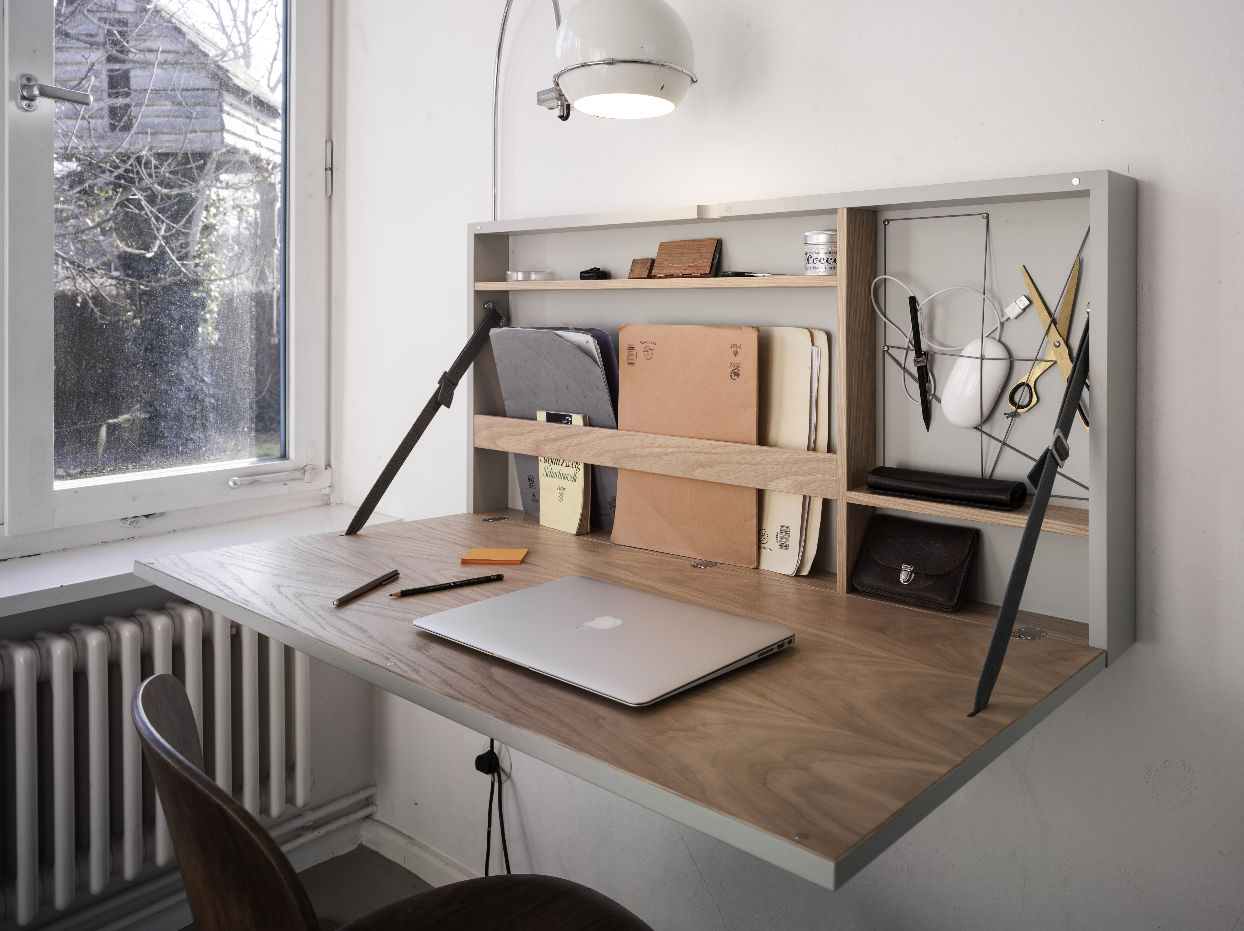 Гениальное место. Откидные столы для маленькой квартиры. Откидной письменный стол. Удобный письменный стол. Интересные дизайнерские решения.